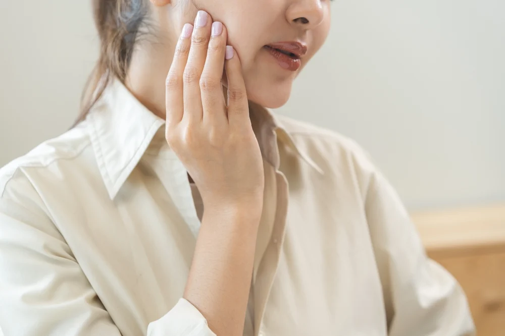 Osoba z pękniętym szkliwem zęba